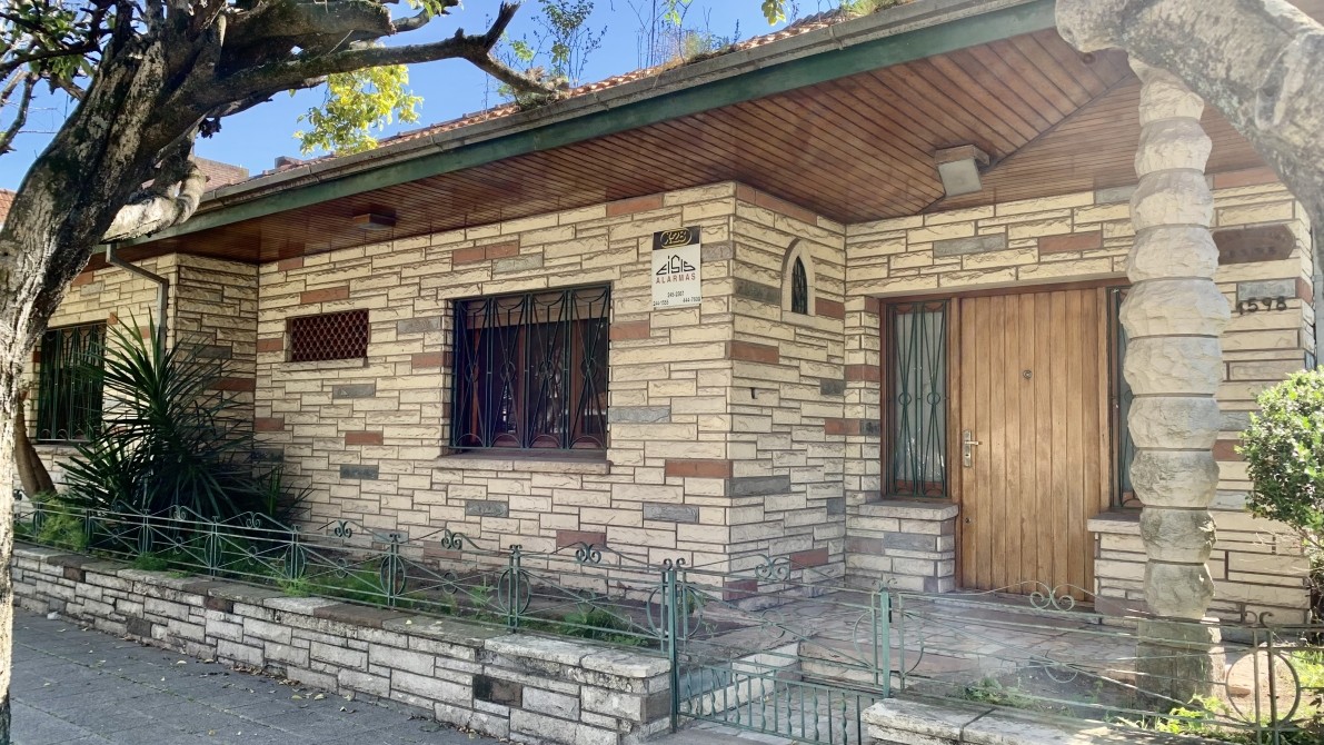Amplio Chalet En Esquina Con Jardín, Patio Y Doble Entrada - Sevillano Negocios Inmobiliarios — foto 11