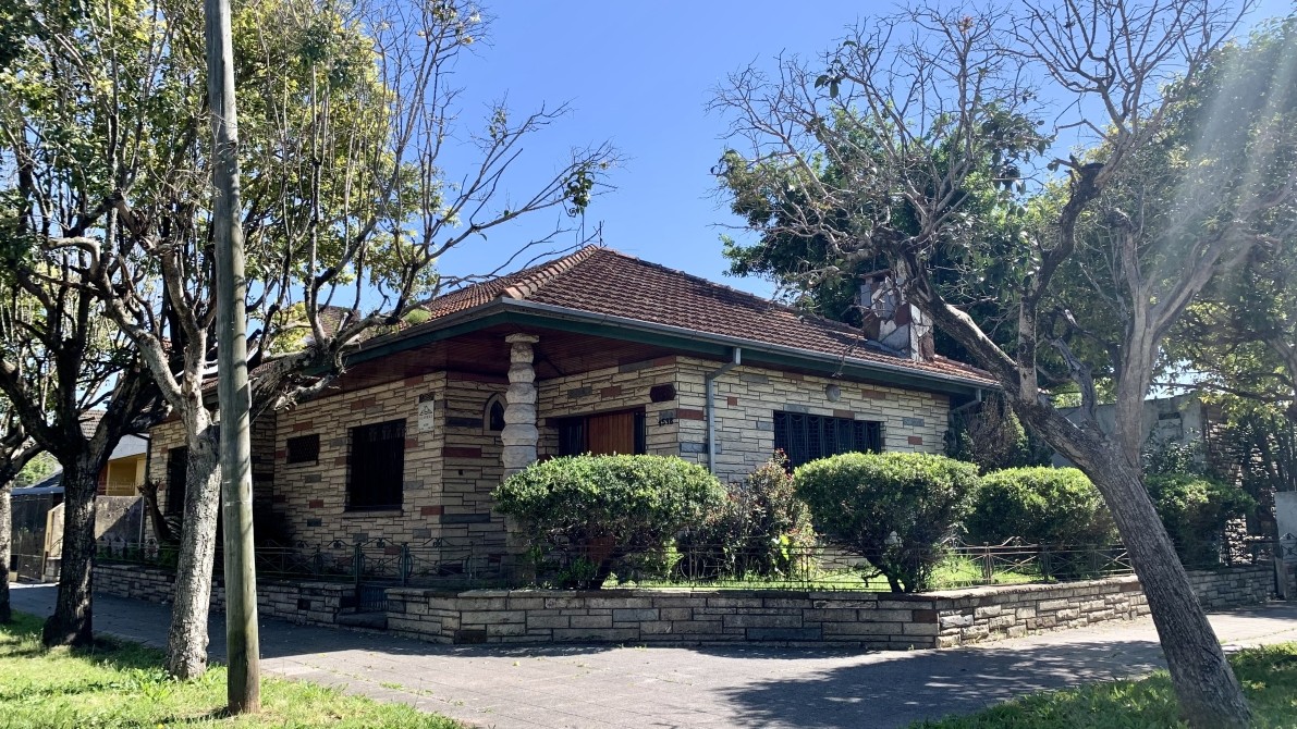 Amplio Chalet En Esquina Con Jardín, Patio Y Doble Entrada - Sevillano Negocios Inmobiliarios — foto 13