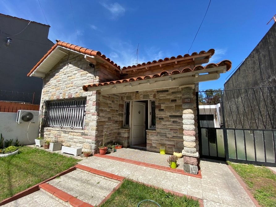 Chalet de 3 Ambientes con Quincho, Fondo Parquizado y Excelente Ubicación | BuscadorProp