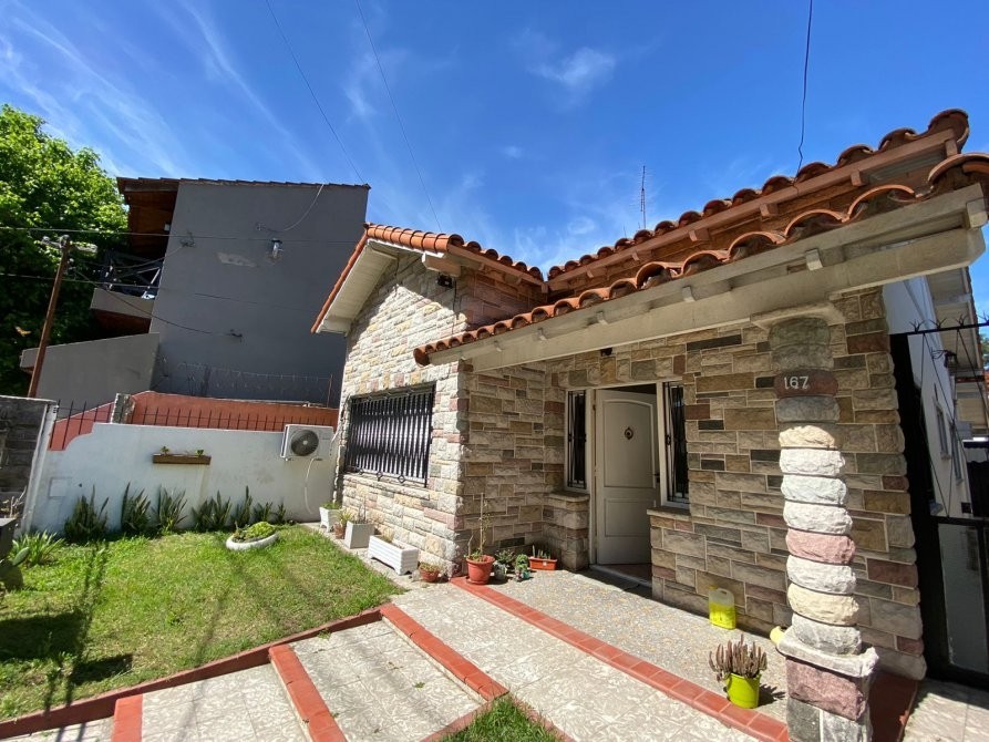 Chalet de 3 Ambientes con Quincho, Fondo Parquizado y Excelente Ubicación | BuscadorProp — foto 2