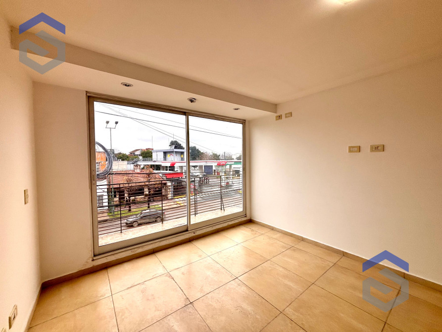 Excelente Dpto 2 Ambientes Con Frente A Av Hipolito Yrigoyen Apto Credito - Sevillano Negocios Inmobiliarios — foto 4