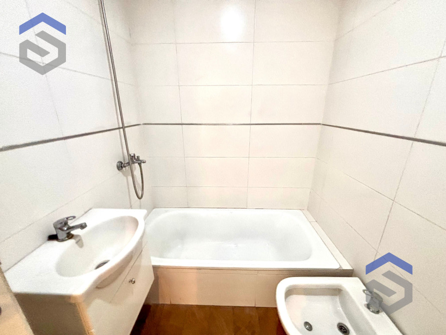 Excelente Dpto 2 Ambientes Con Frente A Av Hipolito Yrigoyen Apto Credito - Sevillano Negocios Inmobiliarios — foto 10