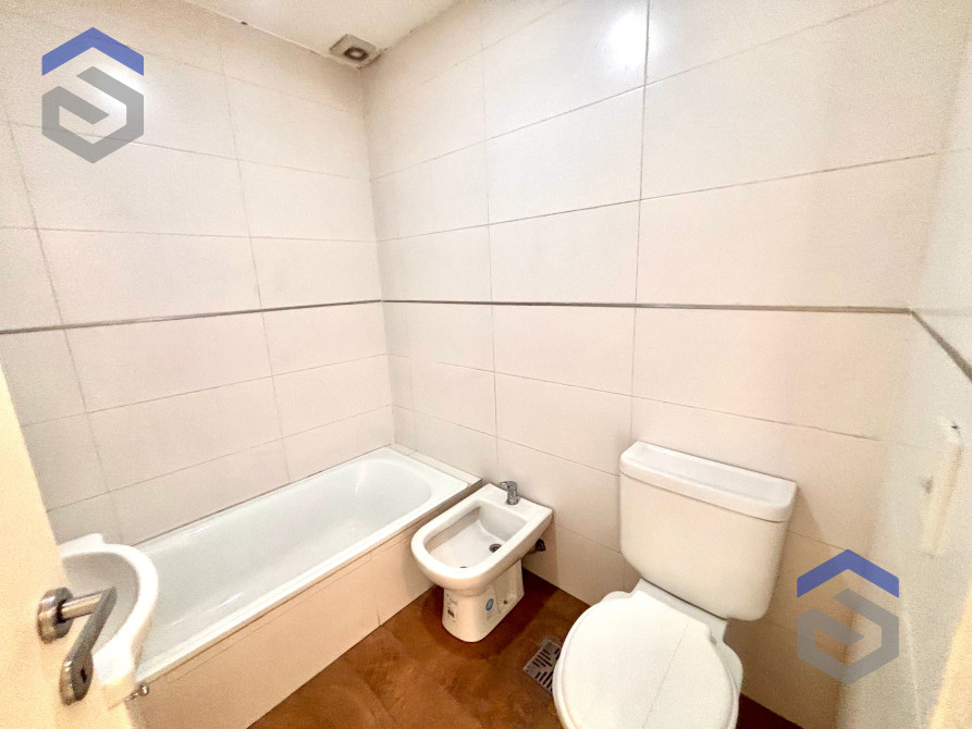 Excelente Dpto 2 Ambientes Con Frente A Av Hipolito Yrigoyen Apto Credito - Sevillano Negocios Inmobiliarios — foto 11