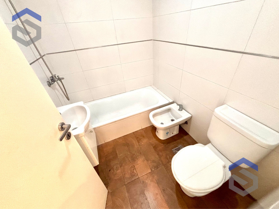 Excelente Dpto 2 Ambientes Con Frente A Av Hipolito Yrigoyen Apto Credito - Sevillano Negocios Inmobiliarios — foto 12