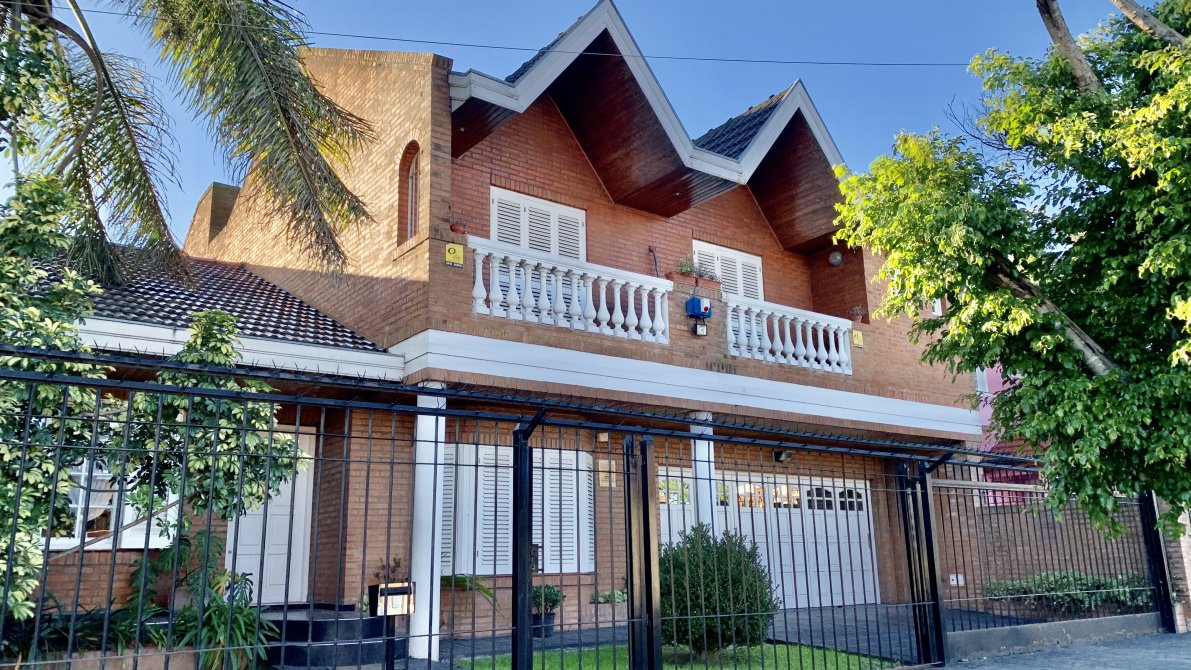 Gran Chalet De 6 Ambientes - Gendra Propiedades