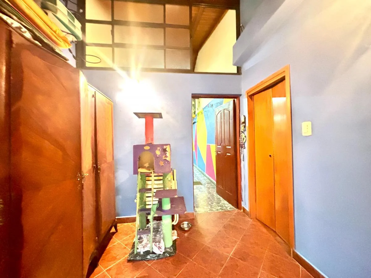 Amplia Casa con 4 Dorm., Jardín y Cochera Doble, Gba Sur - Zonaprop — foto 8