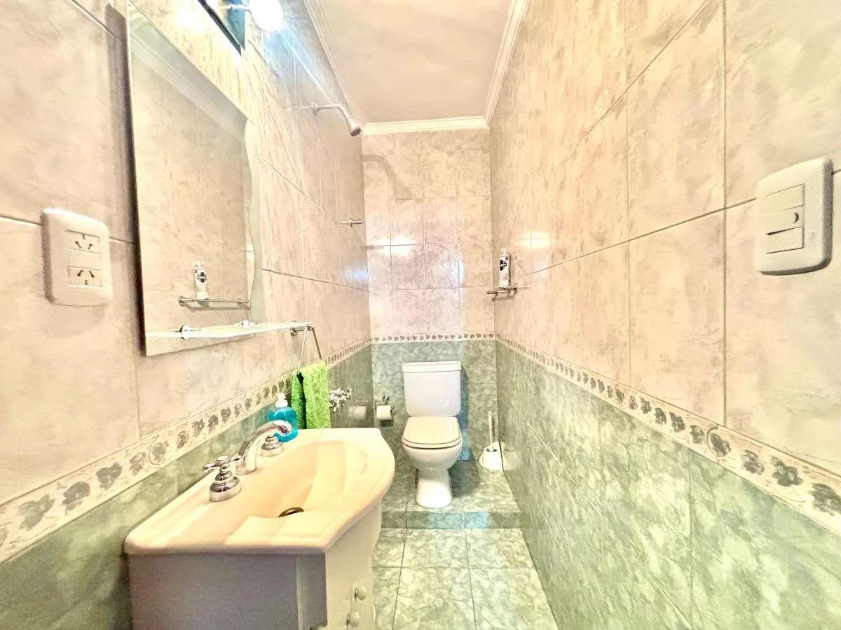 Amplia Casa con 4 Dorm., Jardín y Cochera Doble, Gba Sur - Zonaprop — foto 13