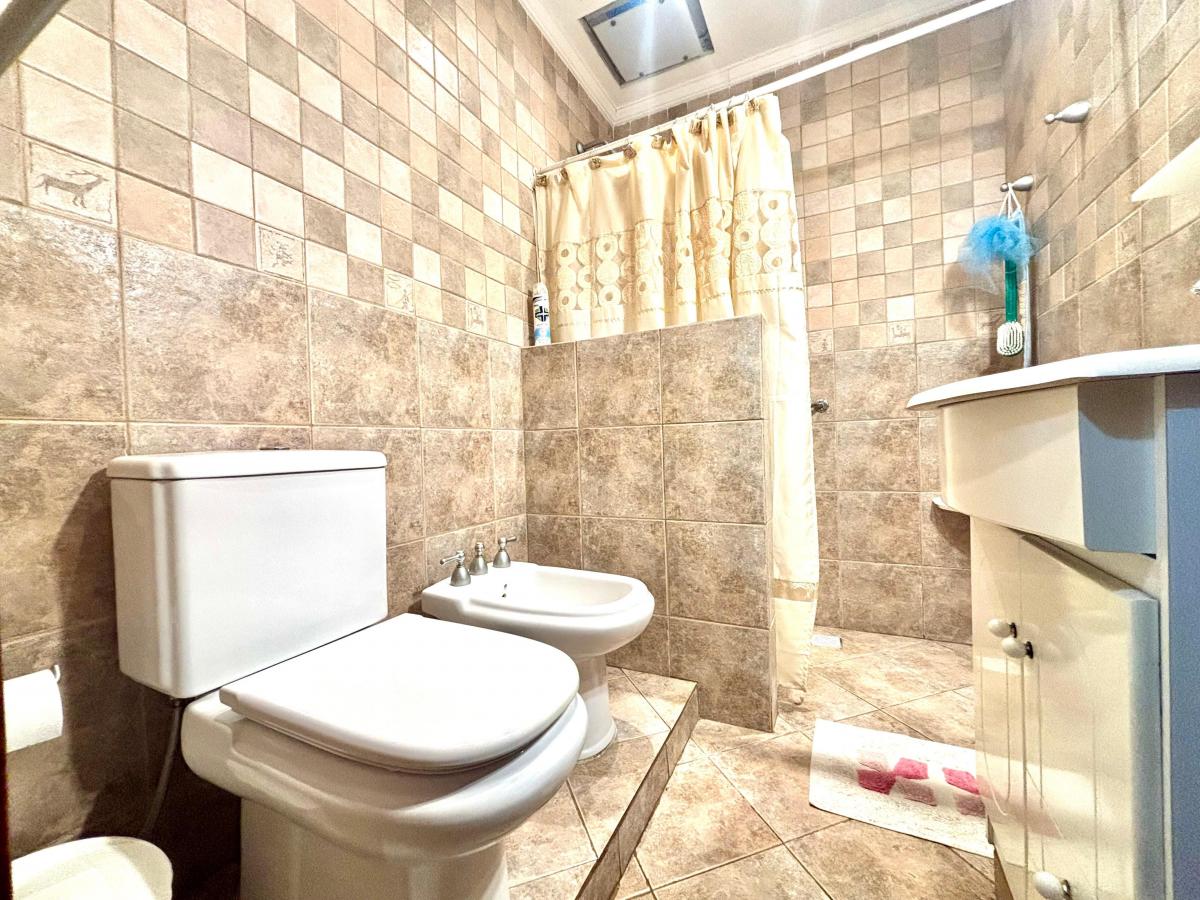 Amplia Casa con 4 Dorm., Jardín y Cochera Doble, Gba Sur - Zonaprop - 19