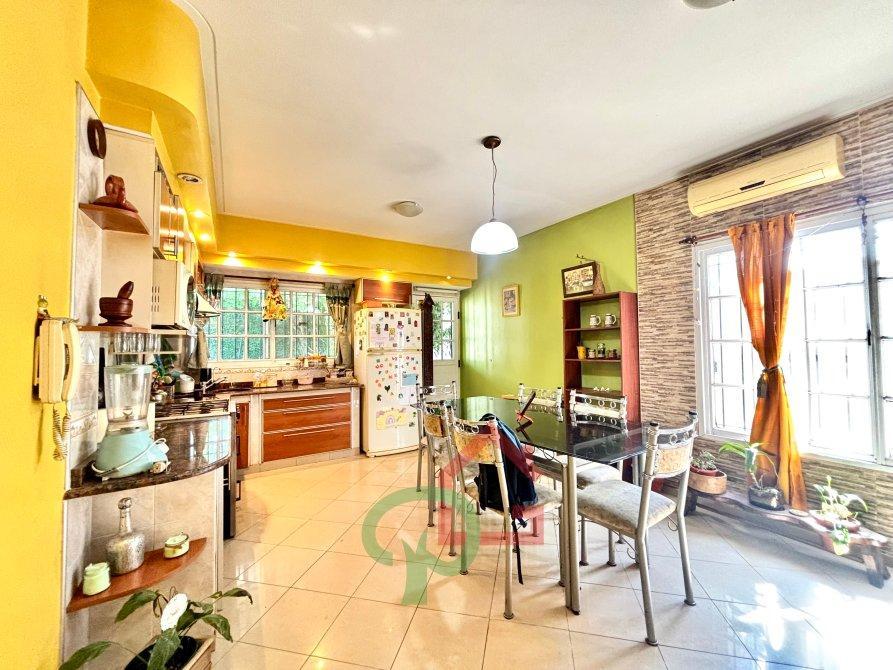 Casa Amplia con Jardín y Cochera - Gran Potencial de Expansión Apta Credito, Gba Sur - Zonaprop - 11