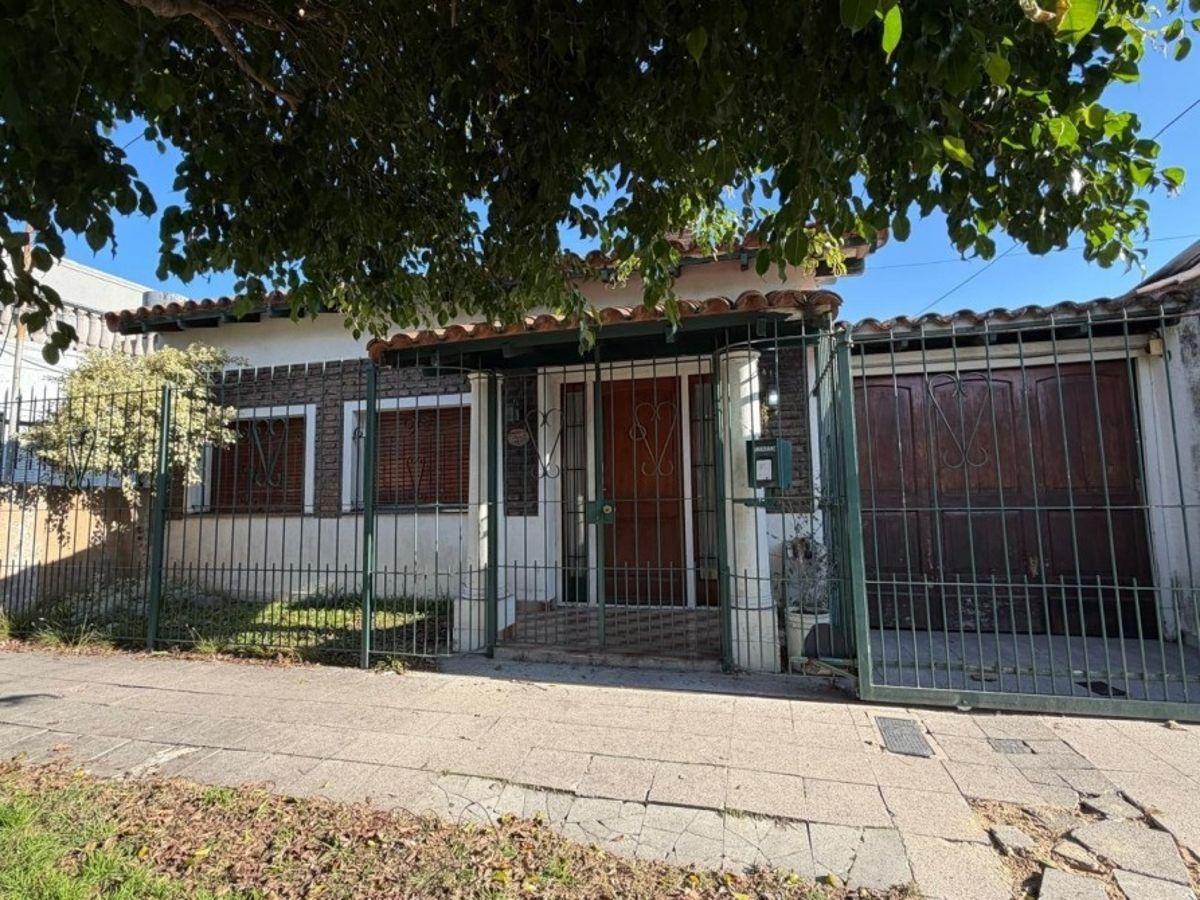 Apto Credito Chalet 4 Amb Jardín y Quincho en Temperley Este, Gba Sur - Zonaprop - 1