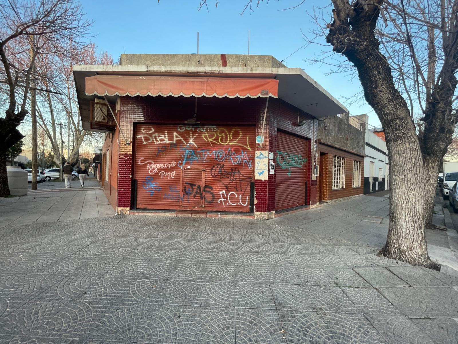 CASA EN VENTA EN SAN MARTIN EN ESQUINA DE 4 AMB CON LOCAL
