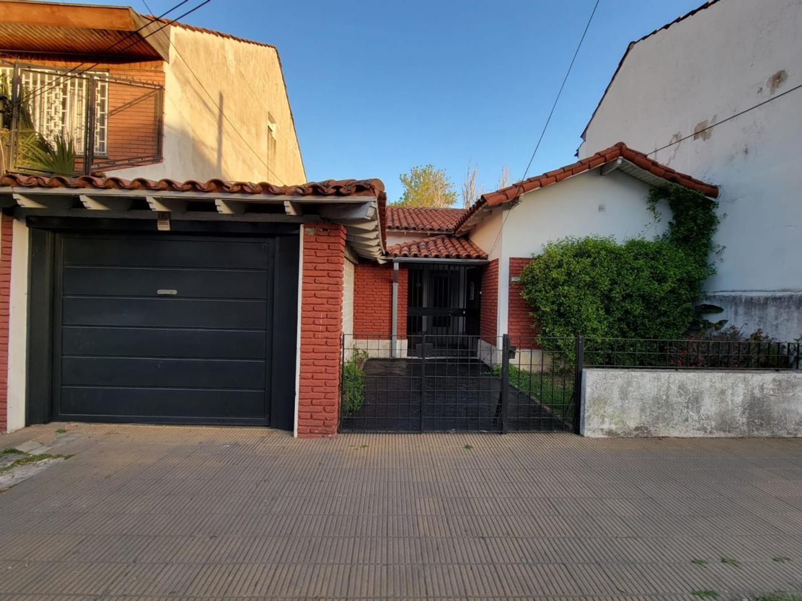 CASA EN VENTA EN CASEROS DE 4 AMBIENTES LOTE PROPIO