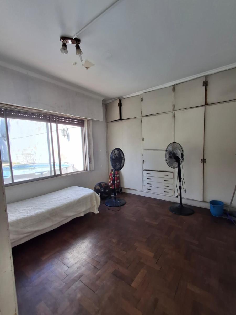 CASA CON DOS LOCALES SOBRE AVENIDA