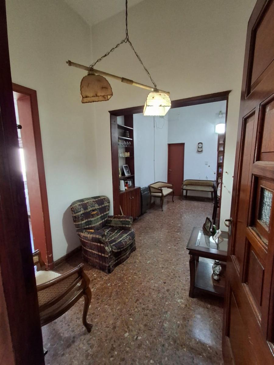 CASA CON DOS LOCALES SOBRE AVENIDA — foto 2
