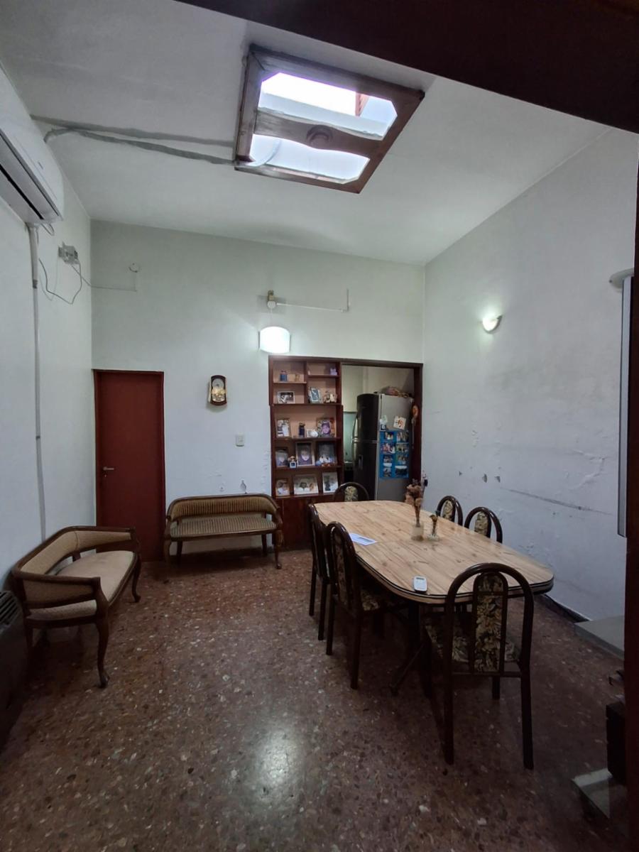 CASA CON DOS LOCALES SOBRE AVENIDA — foto 3