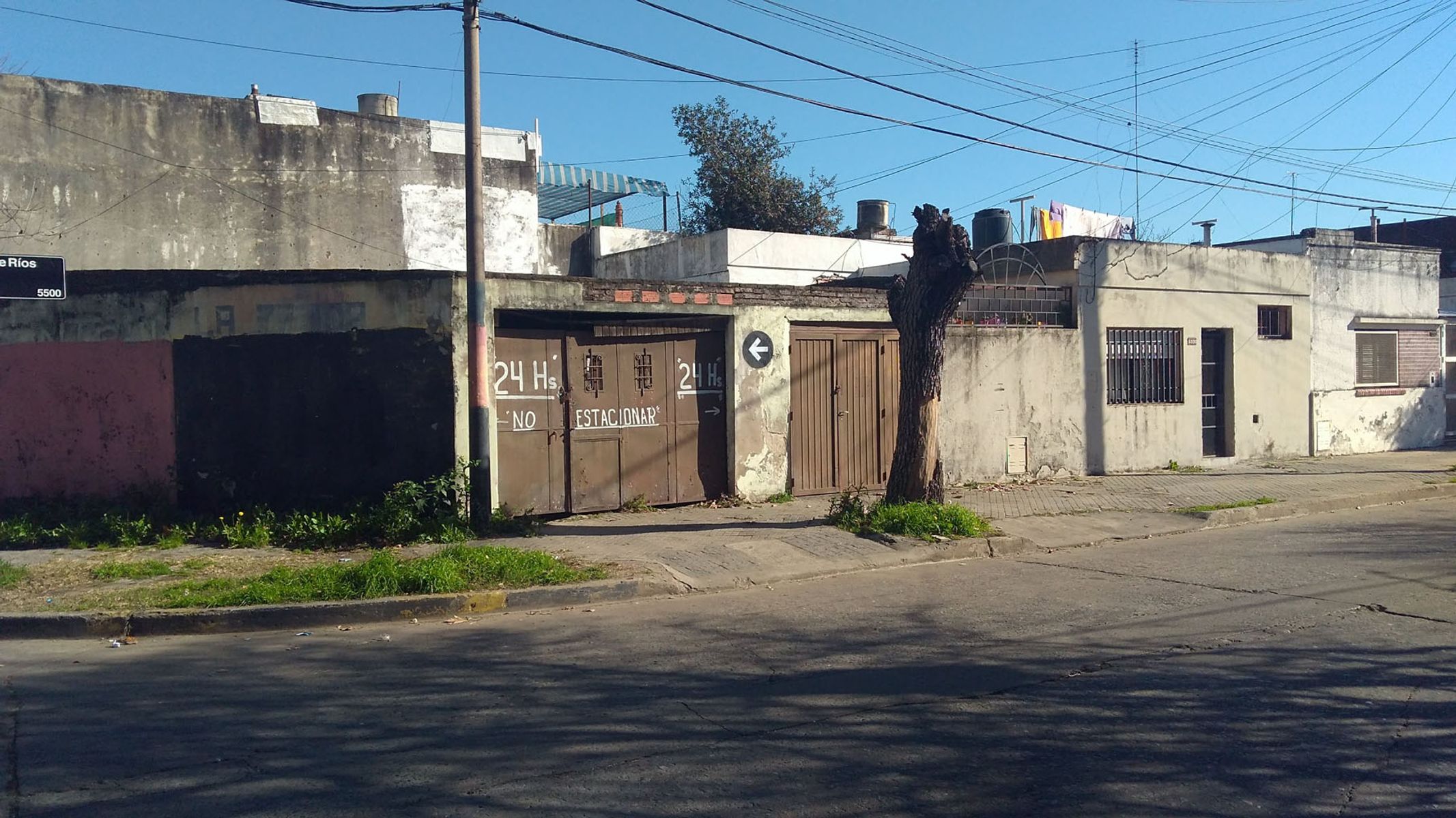 VENDO CASA AL FRENTE, 1/ 2 DORMITORIOS, ESTAR COMEDOR, COCINASEPARADA,BAÑO PATIO CON PARRILLERO Y GARAGE PARA VARIOS AUTOS. — foto 2
