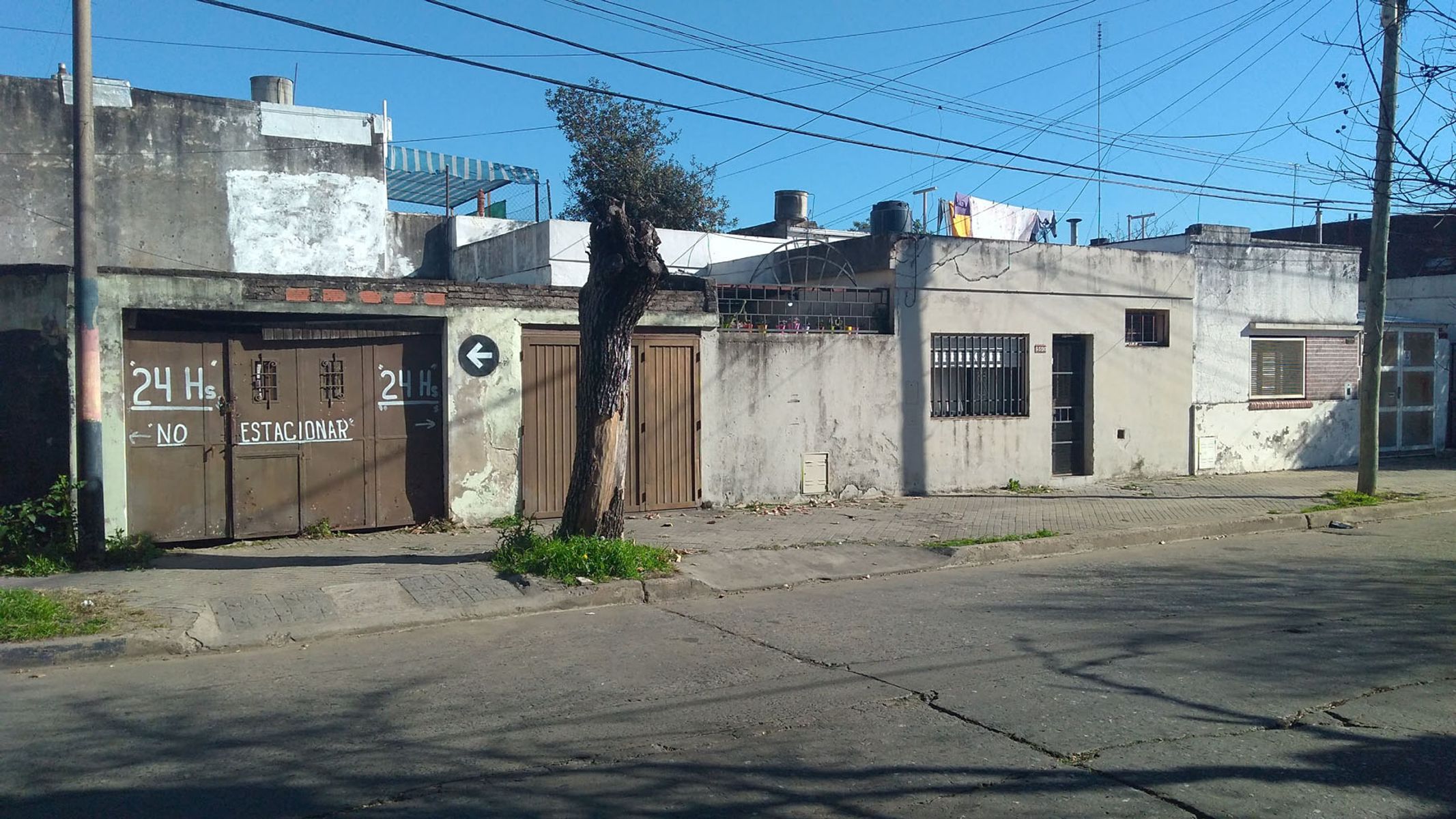 VENDO CASA AL FRENTE, 1/ 2 DORMITORIOS, ESTAR COMEDOR, COCINASEPARADA,BAÑO PATIO CON PARRILLERO Y GARAGE PARA VARIOS AUTOS. — foto 3