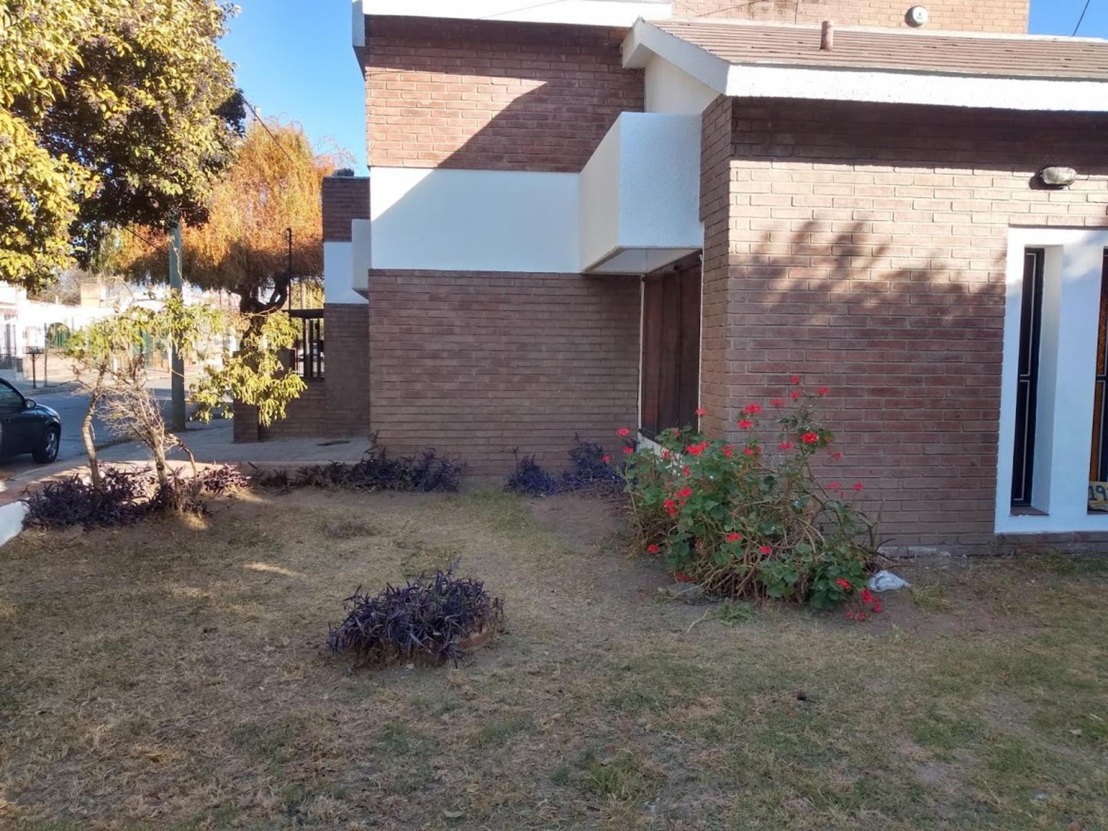 Alquiler Casa 3 dormitorios garage patio asador en Parque Capital Sud. — foto 4
