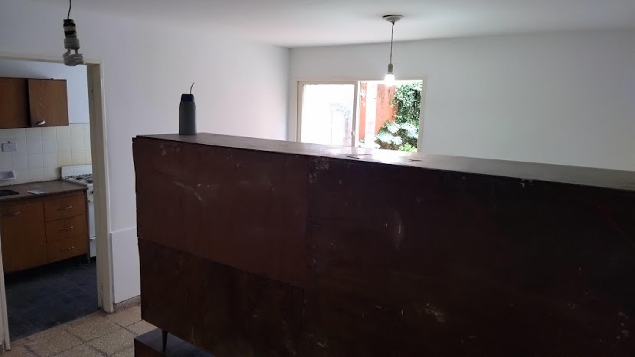 Venta a Reciclar Departamento 2 dormitorios z/Colegios Privados Escritura en Alberdi U$S55.000.