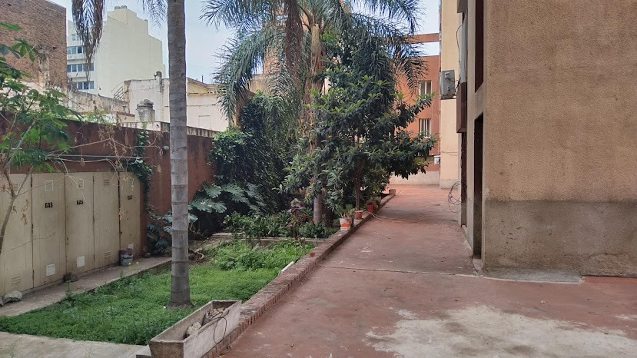 Venta a Reciclar Departamento 2 dormitorios z/Colegios Privados Escritura en Alberdi U$S55.000. — foto 2