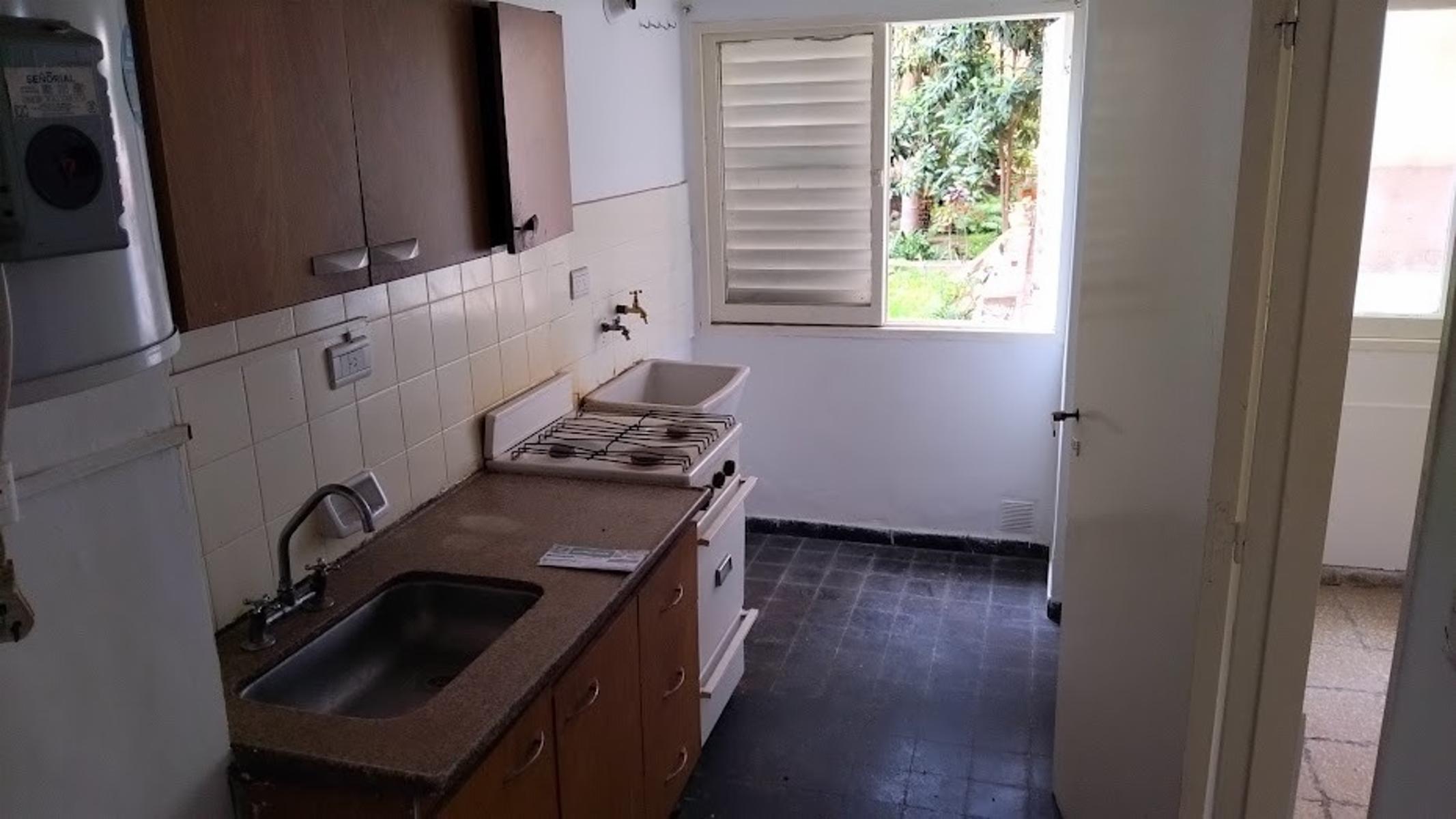 Venta a Reciclar Departamento 2 dormitorios z/Colegios Privados Escritura en Alberdi U$S55.000. — foto 3