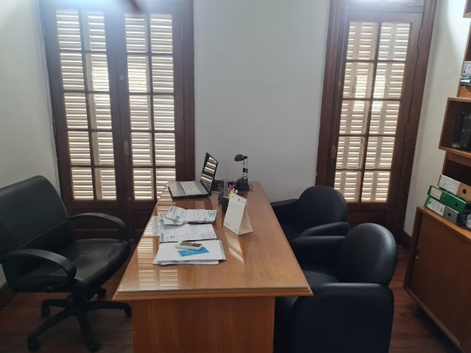 Retasado Venta Oficina Comercial Reciclada Escritura 6 privados sala de reuniones en Centro U$S170.000. — foto 5
