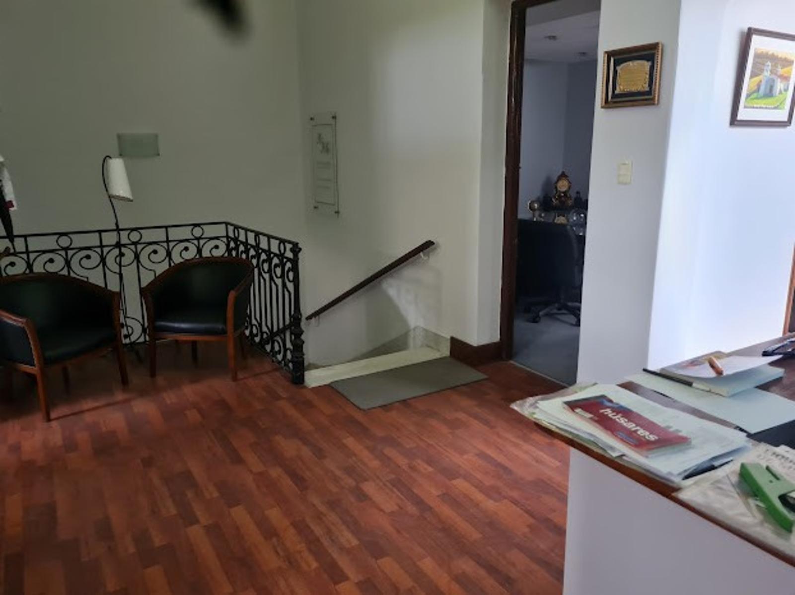 Retasado Venta Oficina Comercial Reciclada Escritura 6 privados sala de reuniones en Centro U$S170.000. — foto 7