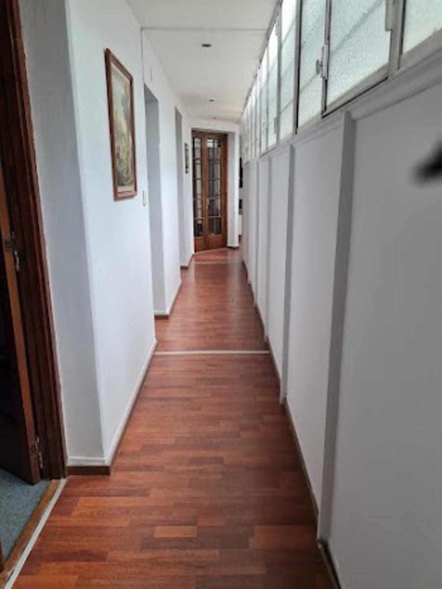 Retasado Venta Oficina Comercial Reciclada Escritura 6 privados sala de reuniones en Centro U$S170.000. — foto 9