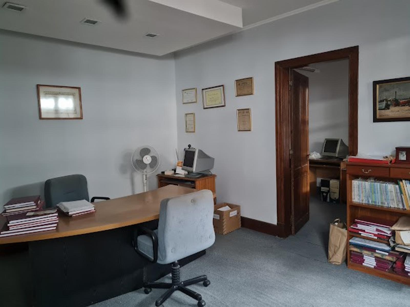 Retasado Venta Oficina Comercial Reciclada Escritura 6 privados sala de reuniones en Centro U$S170.000. — foto 13