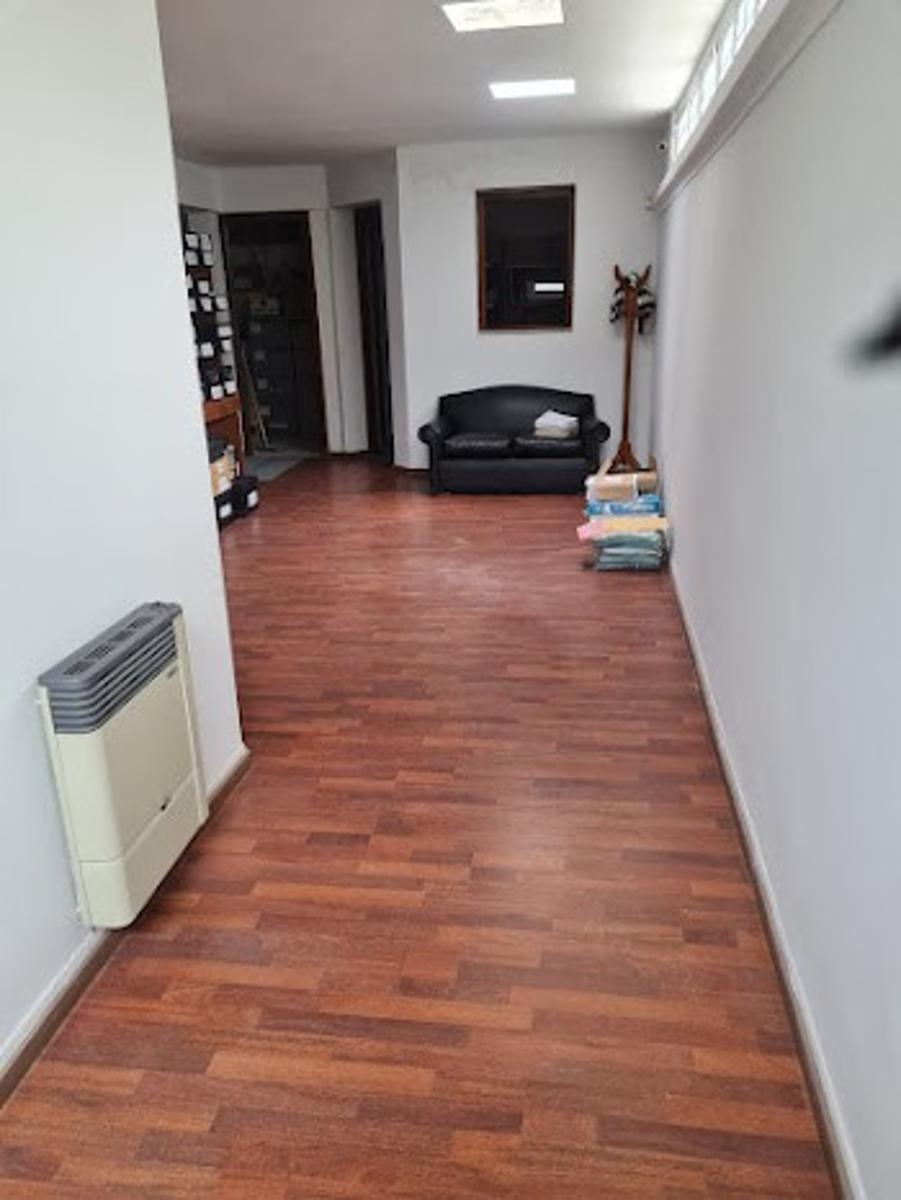 Retasado Venta Oficina Comercial Reciclada Escritura 6 privados sala de reuniones en Centro U$S170.000. — foto 15