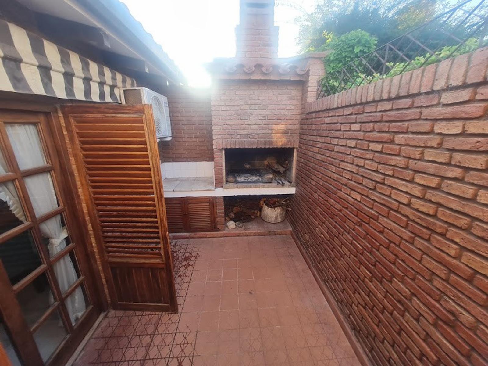 Venta Casa 3 dormitorios 2 patios asador cochera + depto independiente en La Cumbre U$S130.000. — foto 3