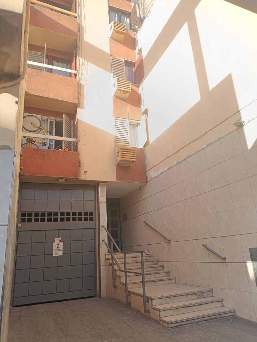 Venta Departamento Reciclado 2 dormitorios z/Colegios Privados Escritura en Alberdi U$S65.000.