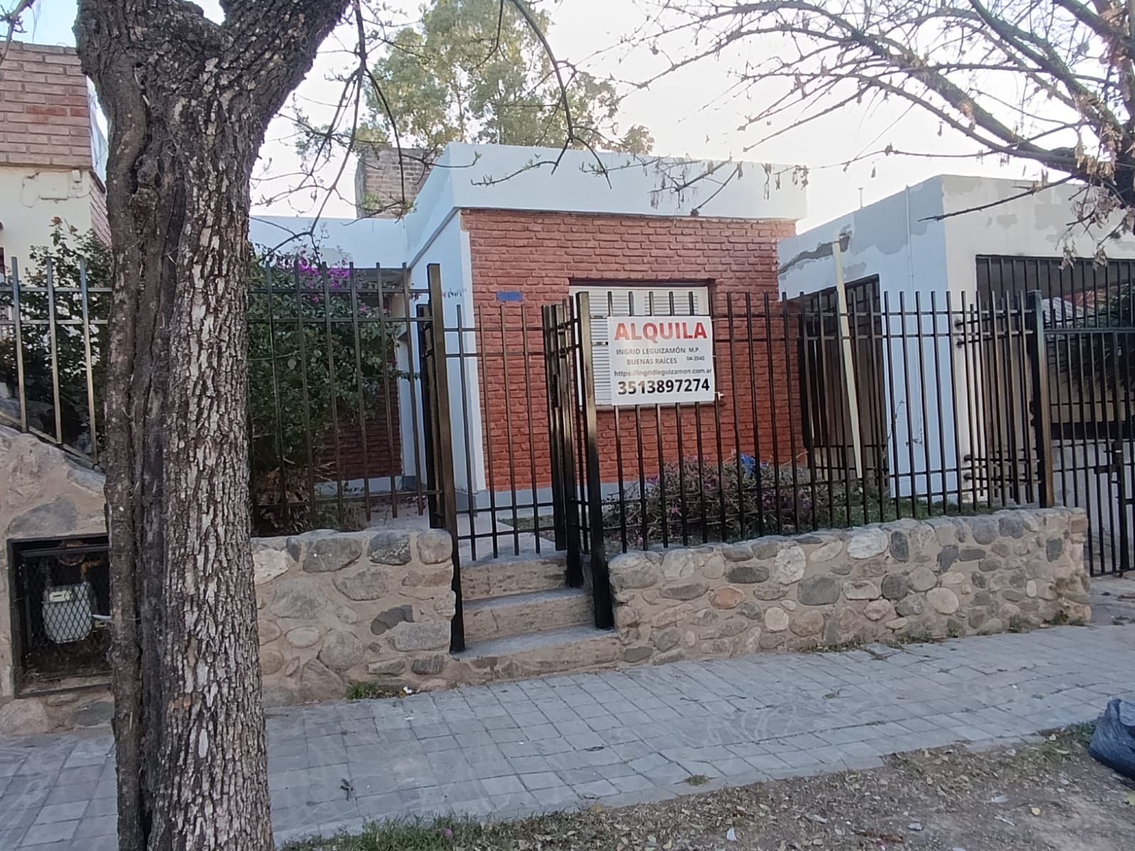 Alquiler Casa 3 dormitorios patio cochera en Colinas de Vélez Sarsfield.