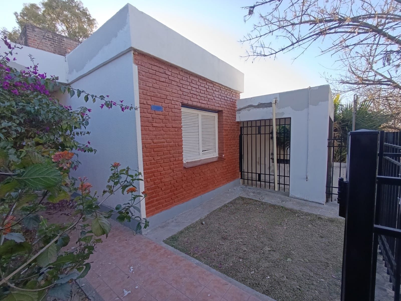 Alquiler Casa 3 dormitorios patio cochera en Colinas de Vélez Sarsfield. — foto 2