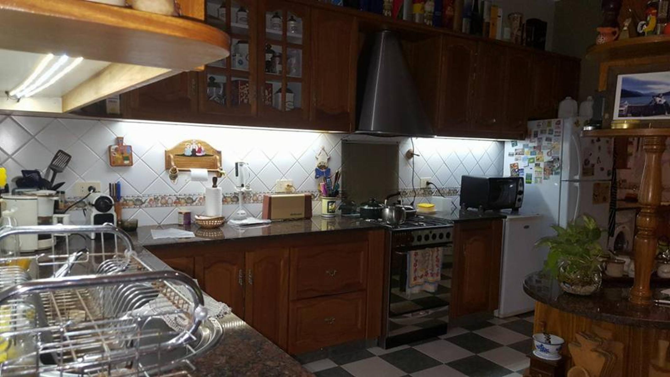 Hermosa casa 4 amb sobre amplio lote — foto 9