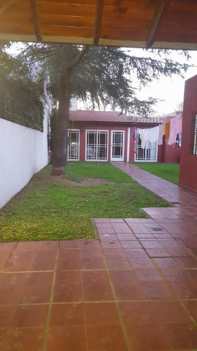 Hermosa casa 4 amb sobre amplio lote — foto 12