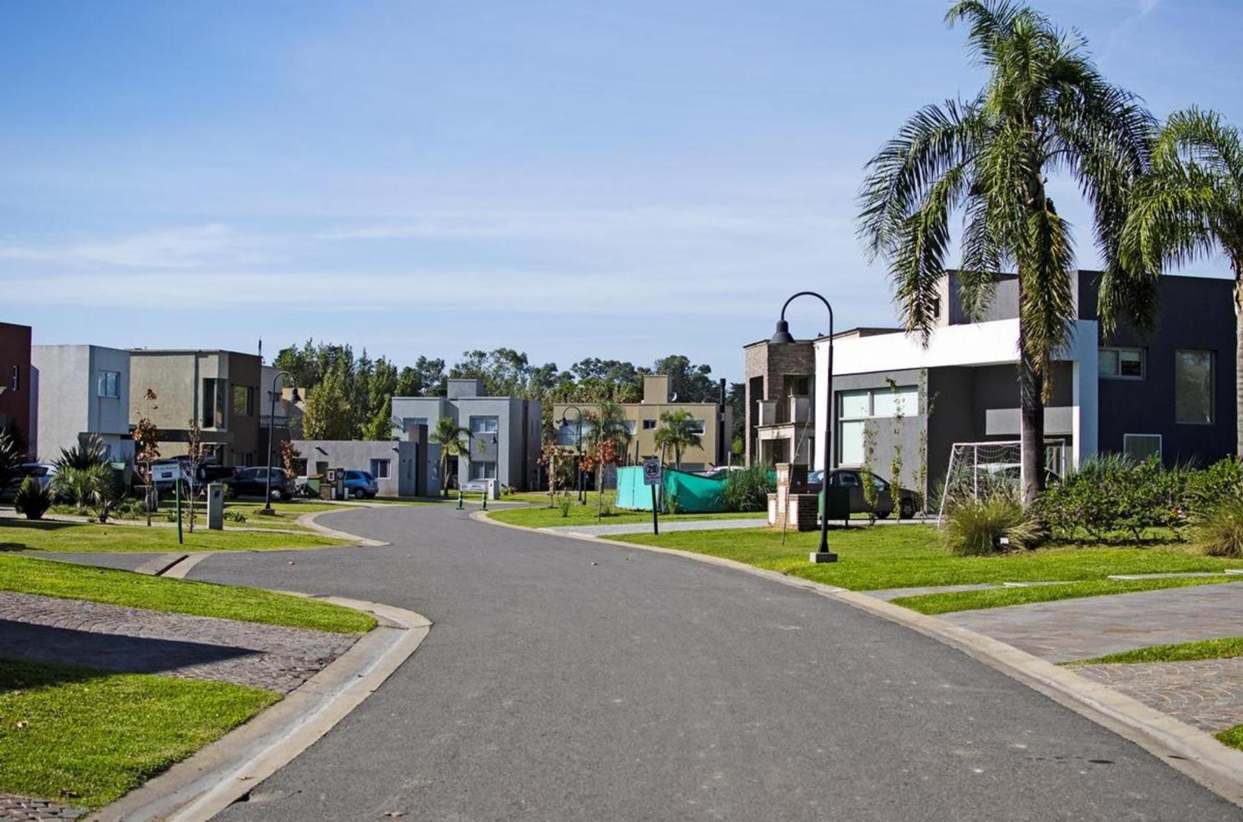 Hermosa Casa de 4 amb con amplio parque y pileta
