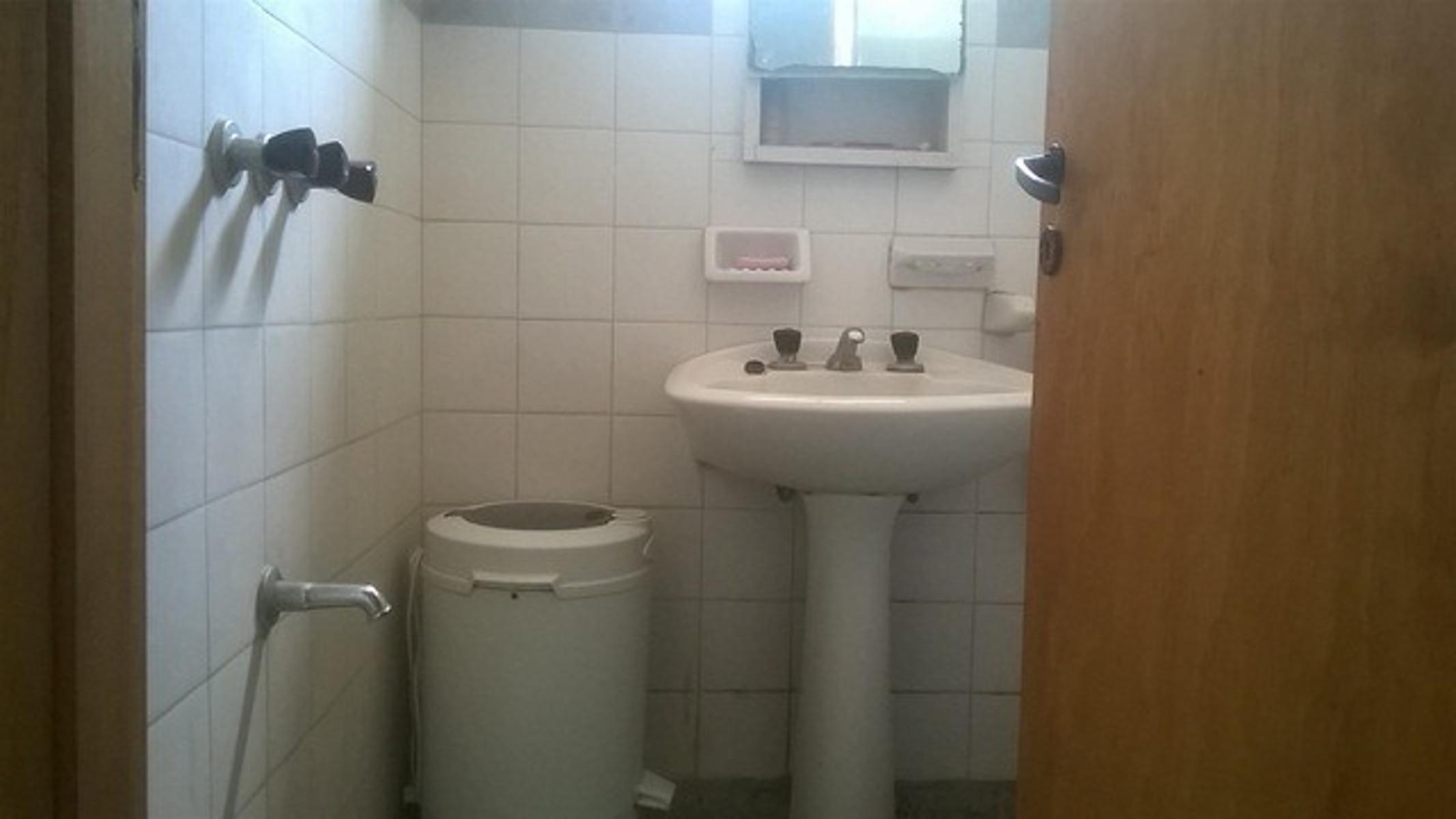 VENTA DE CASA MAS DEPARTAMENTO SOBRE AMPLIO LOTE Y MUY BIEN UBICADO - 2