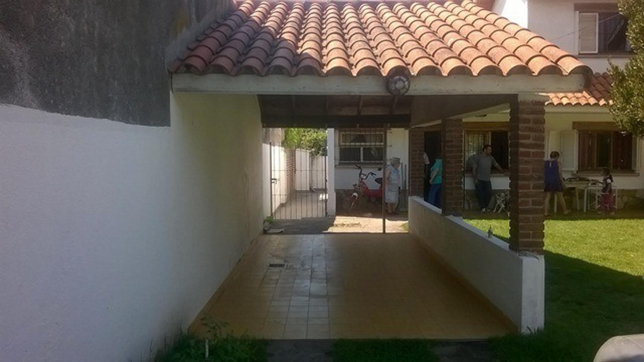 VENTA DE CASA MAS DEPARTAMENTO SOBRE AMPLIO LOTE Y MUY BIEN UBICADO - 7