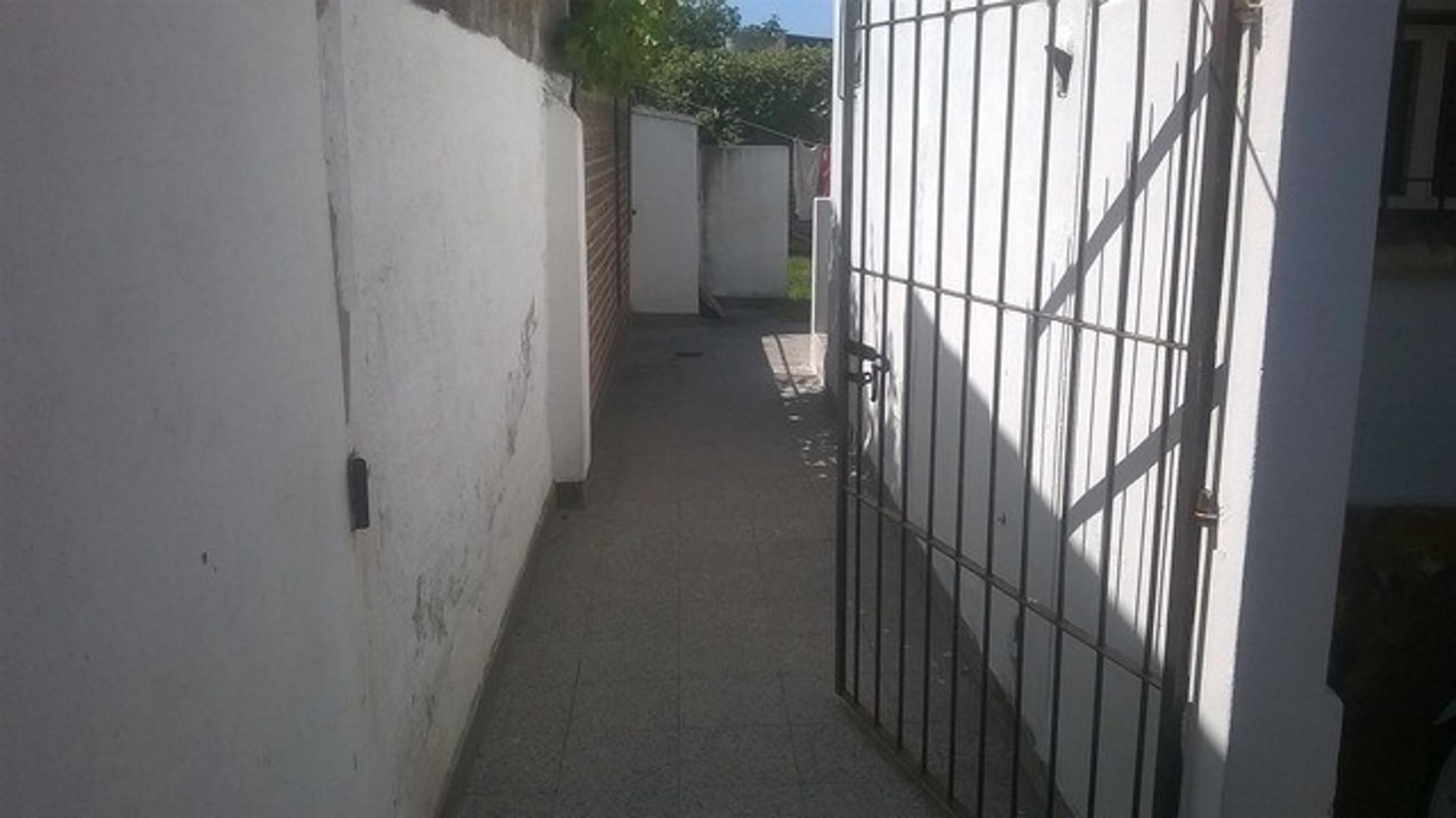 VENTA DE CASA MAS DEPARTAMENTO SOBRE AMPLIO LOTE Y MUY BIEN UBICADO - 11