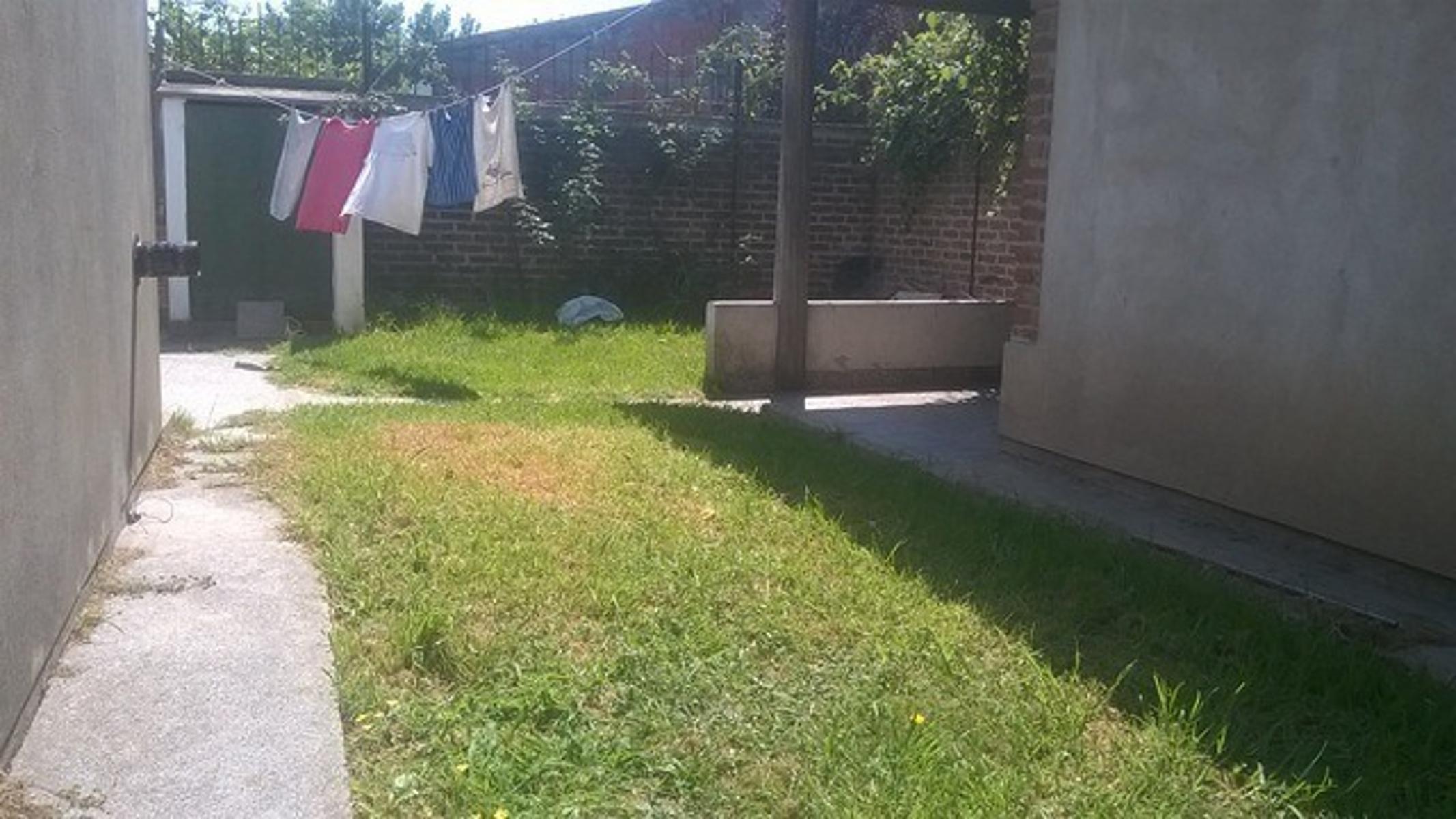 VENTA DE CASA MAS DEPARTAMENTO SOBRE AMPLIO LOTE Y MUY BIEN UBICADO - 12