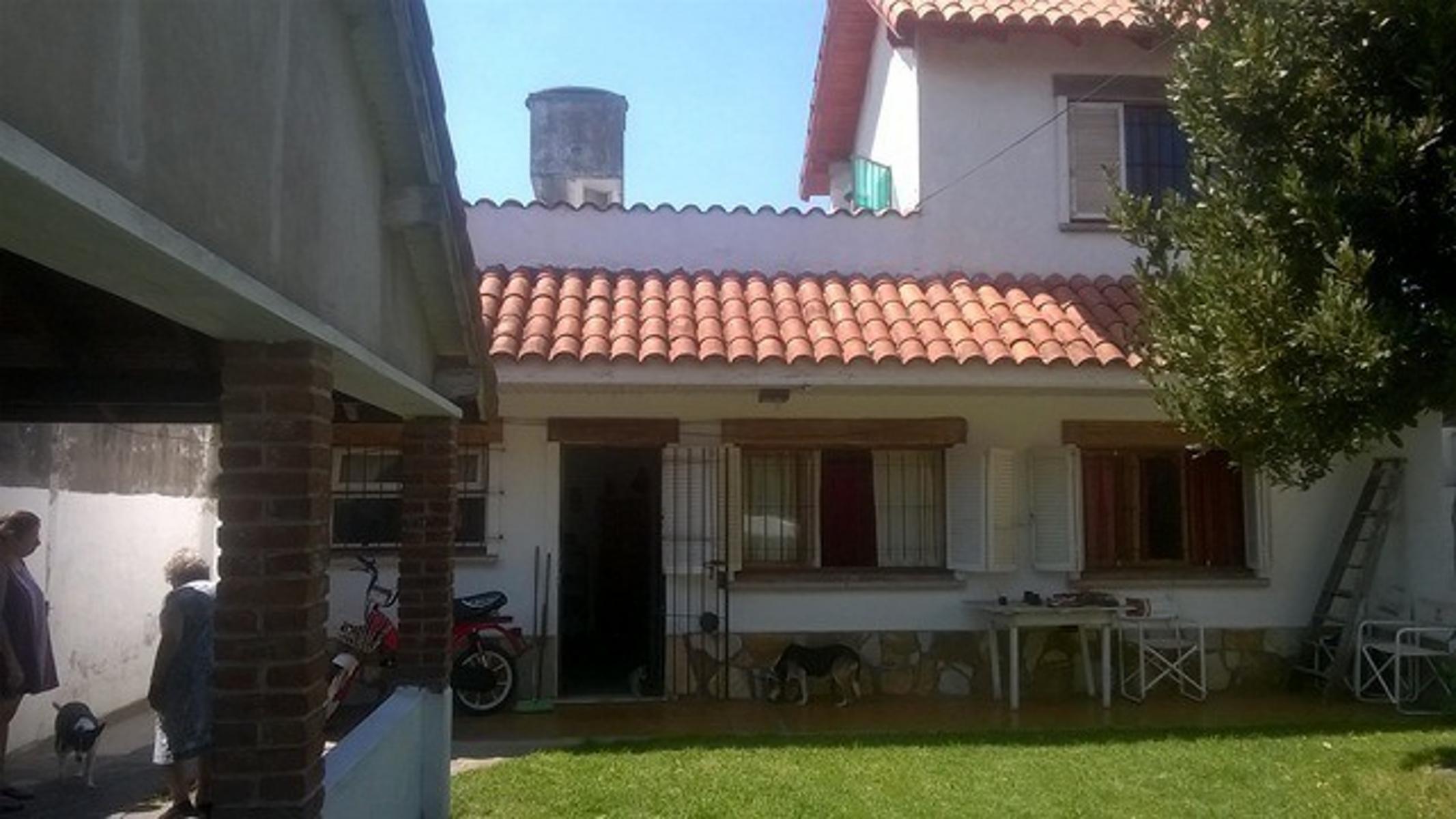 VENTA DE CASA MAS DEPARTAMENTO SOBRE AMPLIO LOTE Y MUY BIEN UBICADO - 13
