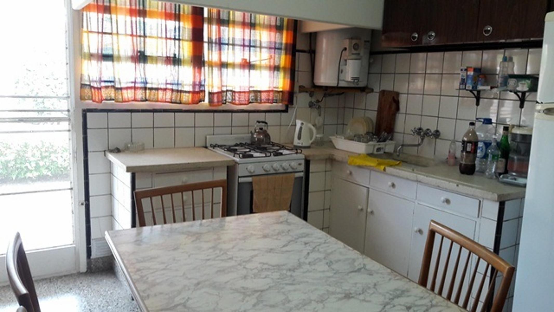 HERMOSO CHALET CON AMPLIO PARQUE EN MUY BUENA UBICACION — foto 4