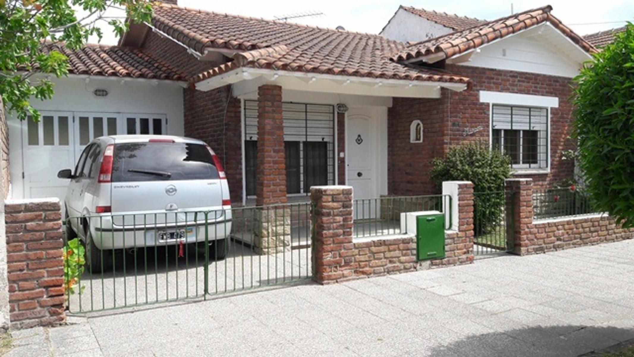 HERMOSO CHALET CON AMPLIO PARQUE EN MUY BUENA UBICACION — foto 9