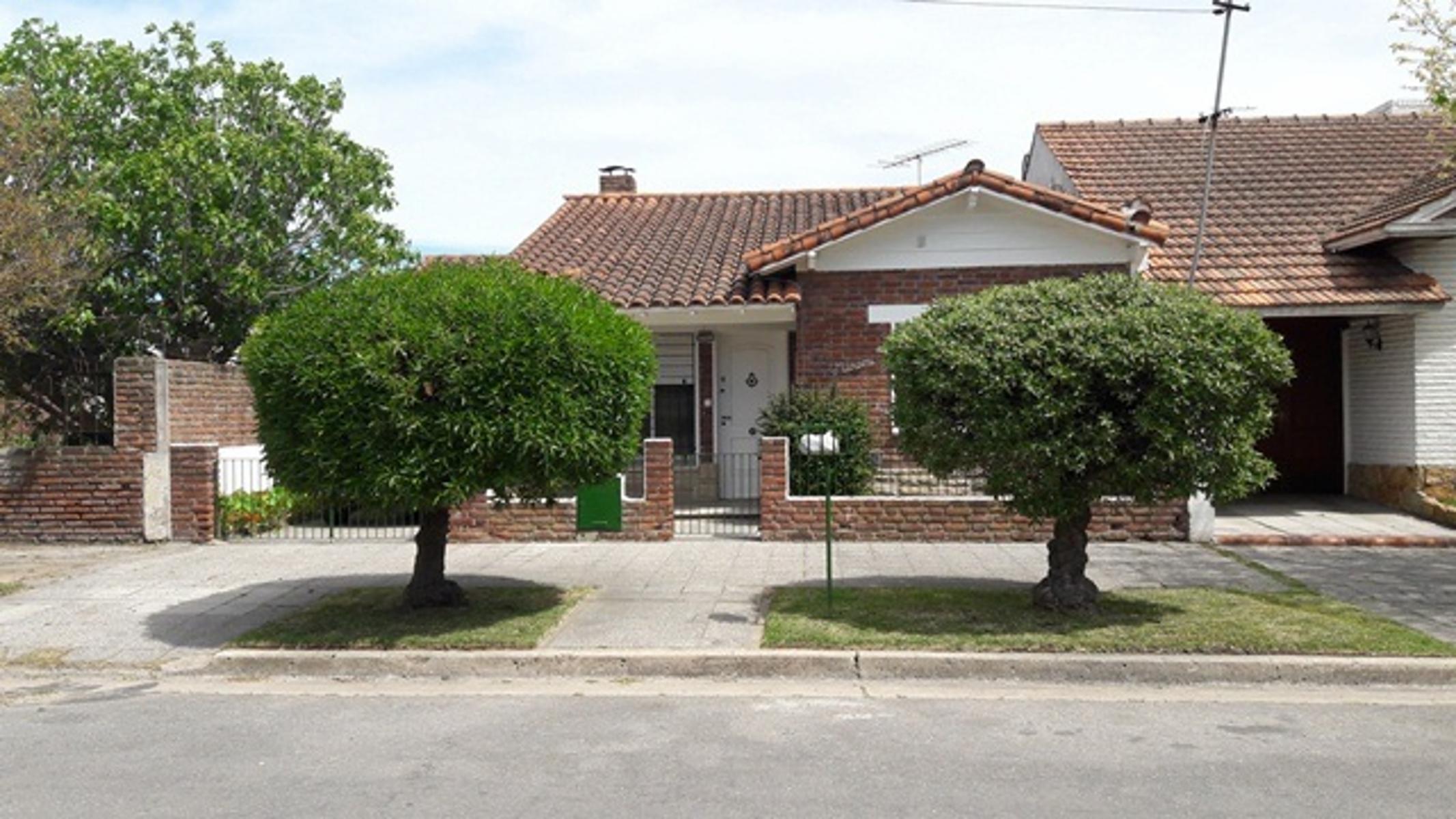 HERMOSO CHALET CON AMPLIO PARQUE EN MUY BUENA UBICACION — foto 11