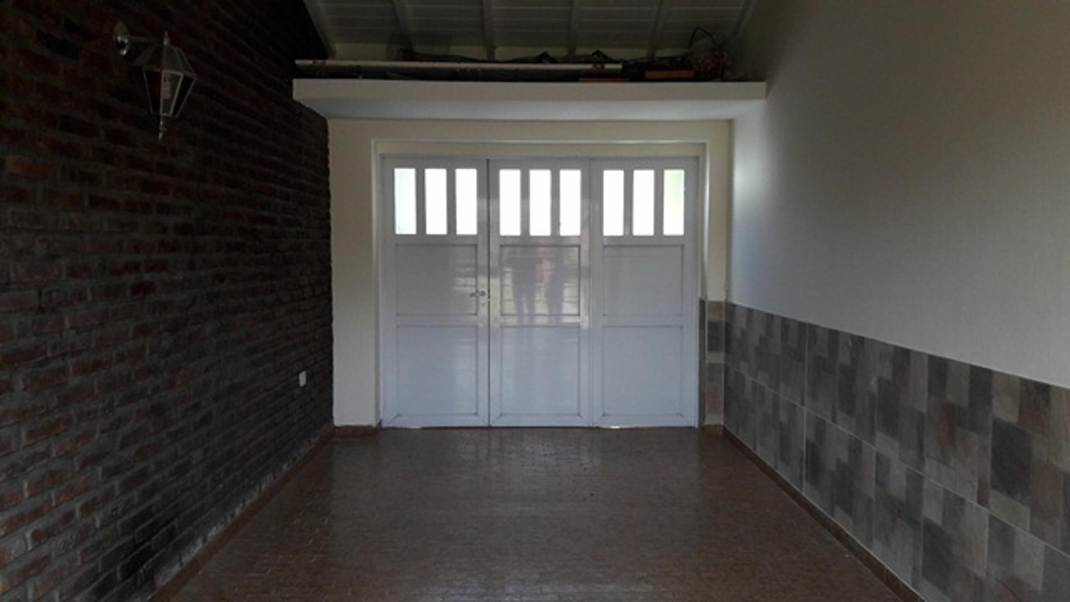 HERMOSO CHALET CON AMPLIO PARQUE EN MUY BUENA UBICACION — foto 12