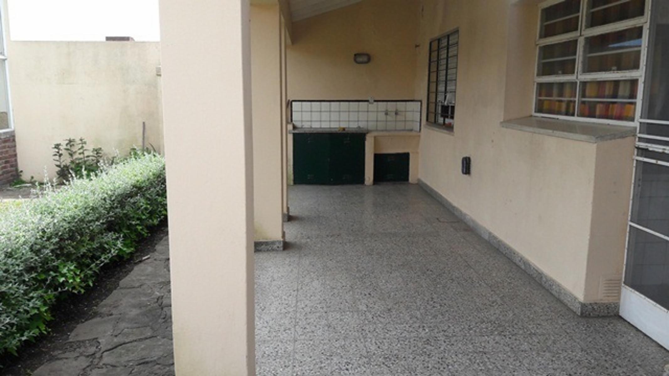 HERMOSO CHALET CON AMPLIO PARQUE EN MUY BUENA UBICACION — foto 13