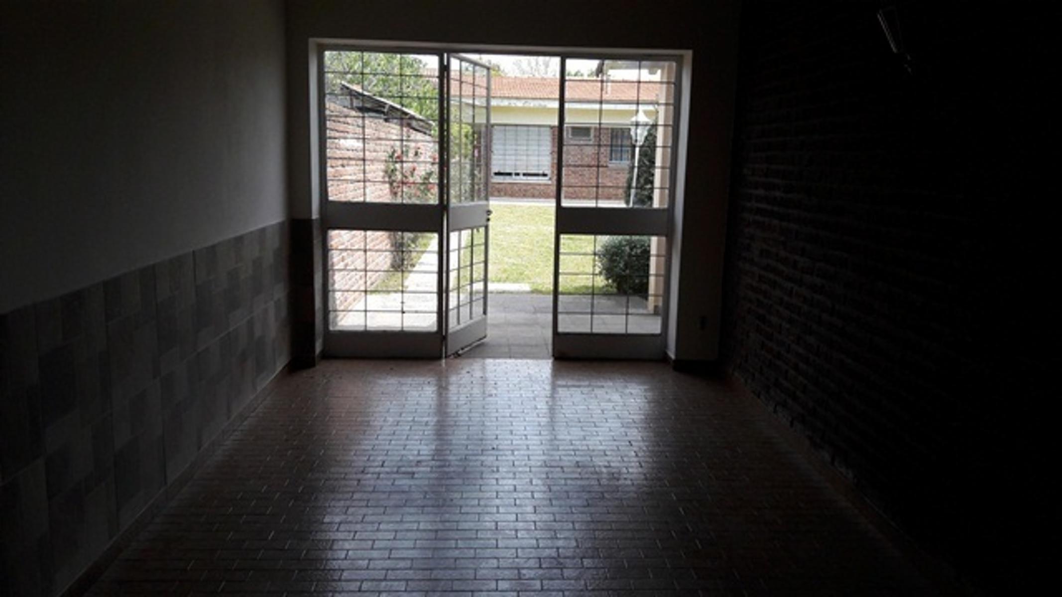 HERMOSO CHALET CON AMPLIO PARQUE EN MUY BUENA UBICACION — foto 14