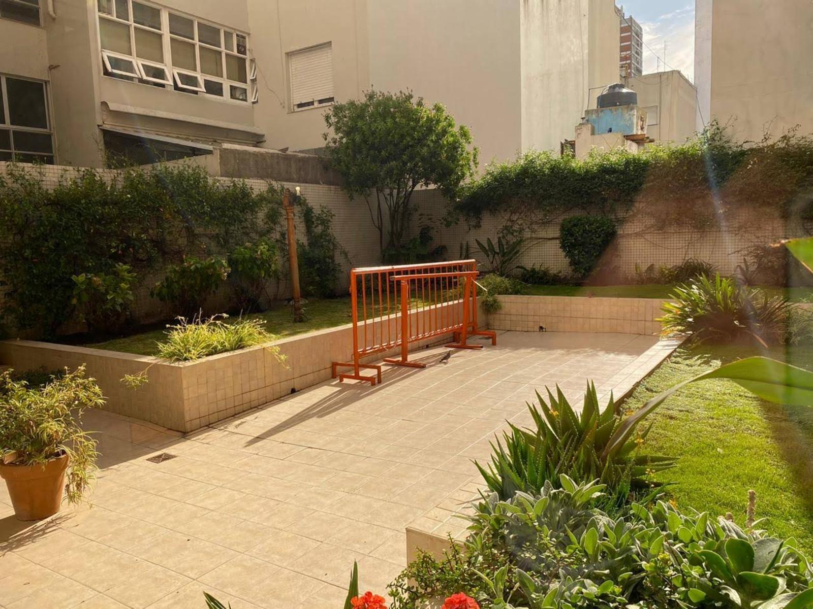 EN VENTA DEPARTAMENTO DOS AMBIENTES CON COCHERA.