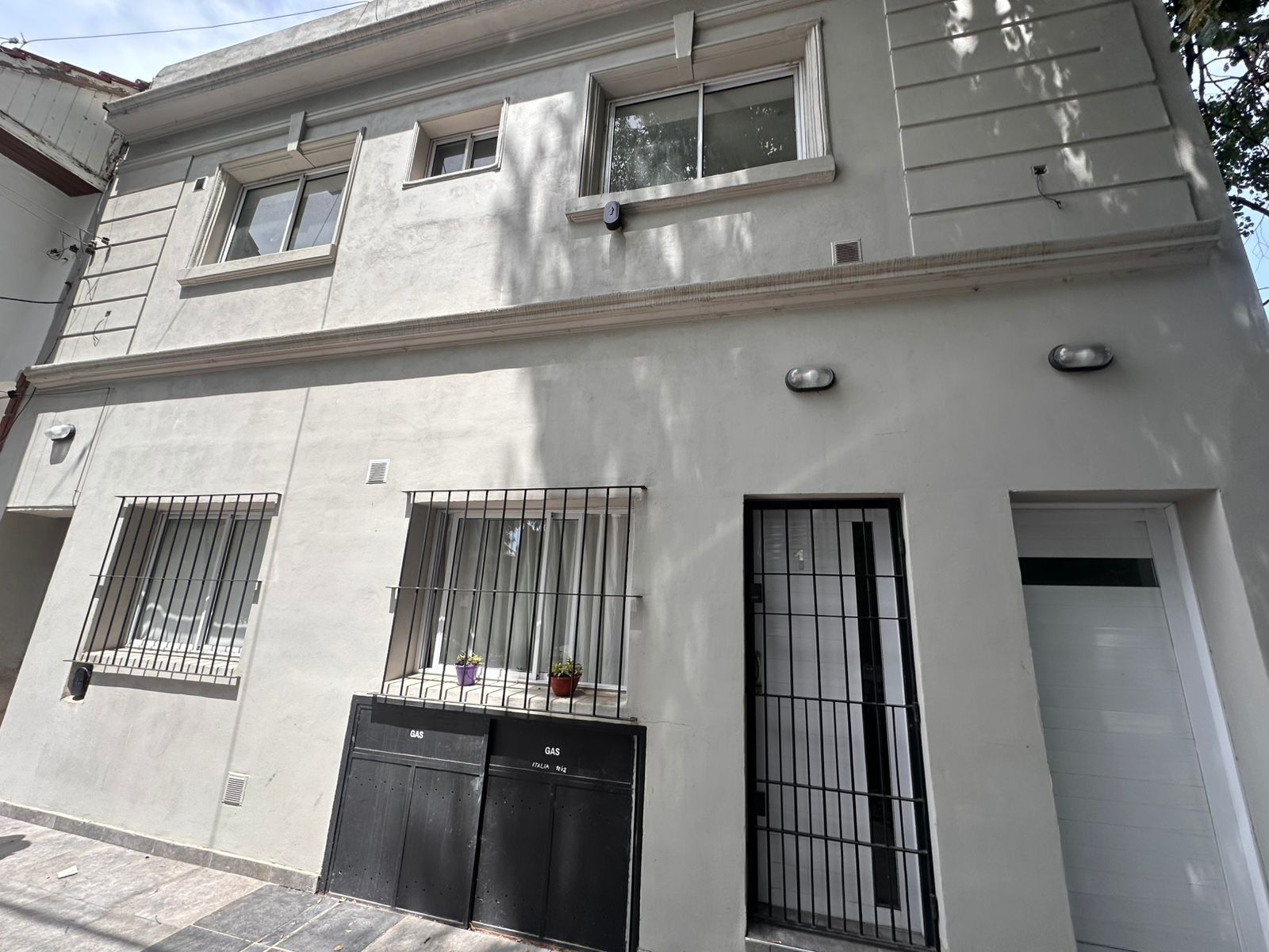 EN VENTA - PH de 2 ambientes al frente (todo al frente) Planta alta -1er piso por escalera.- ZONA ITALIA AL 1800